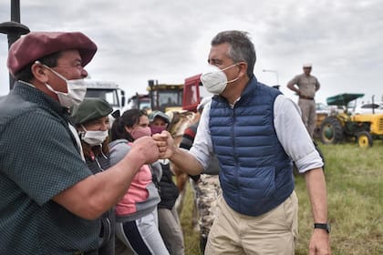 Los productores se movilizaron hacia la entrada del campo cuya usurpación denunció el exministro de Agricultura Luis Miguel Etchevehere