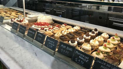 Los productos dulces de Havanna expuestos en una vidriera