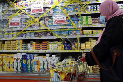 Los productos franceses aparecen encintados en un estante de un supermercado en la capital de Jordania, Amán, durante un boicot a productos franceses el 26 de octubre de 2020