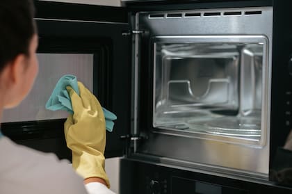 Los productos necesarios son vinagre, agua y un paño de microfibra