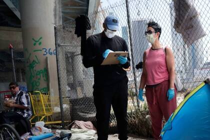 Los profesionales de la organización asisten a los pacientes en la calle