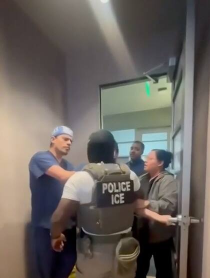 Los profesionales médicos de la clínica de Ontario intentaron defender a Guillen-Solis de los agentes del ICE