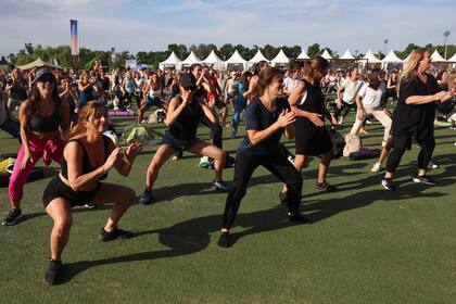 Los profesores desafiaron a la platea con sentadillas
