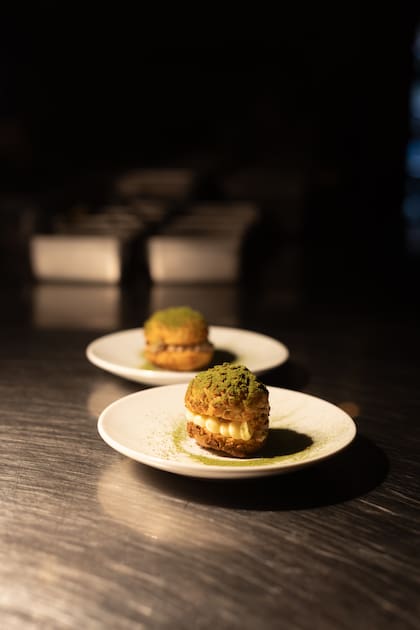 Los profiteroles con paté, manteca de limón caramelizado y mermelada son uno de los platos más elogiados del menú