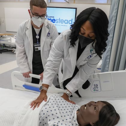 Los programas de enfermería en el Miami Dade College le dan la bienvenida a los estudiantes que aún no dominan bien el inglés