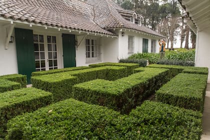 Los prolijos jardines de la hostería