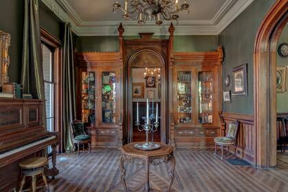 Los propietarios actuales restauraron la casa para honrar los detalles históricos, dejando estanterías empotradas hechas a mano, carpintería y chimeneas originales