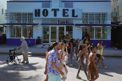 Los propietarios de restaurantes en la turística de Miami Beach se quejan de que no pueden cubrir sus vacantes