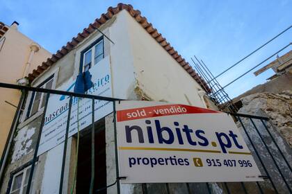 Los propietarios de viviendas en el centro de Lisboa prefieren alquilarlas a turistas que a residentes, porque los beneficios son superiores