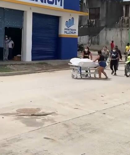 Los propios familiares de un fallecido trasladan el cuerpo en Bogotá