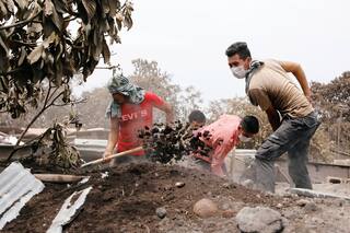 Los familiares buscan a mano limpia sobrevivientes del volcán