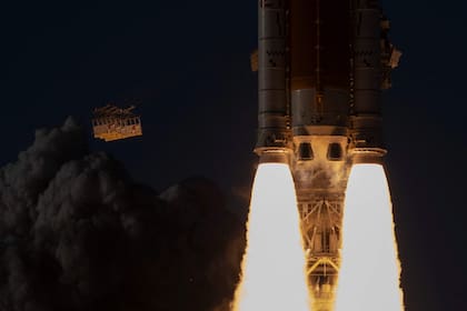 Los propulsores de combustible sólido de Artemis II se encienden en el Centro Espacial Kennedy, en Cabo Cañaveral, Florida, el 1 de abril de 2026