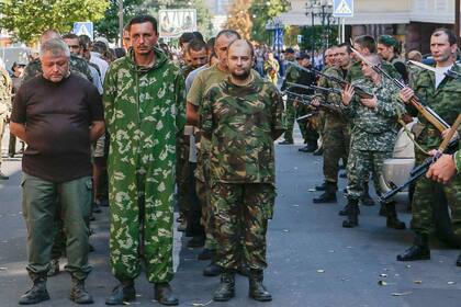 Los prorrusos exhibieron a los prisioneros de guerra