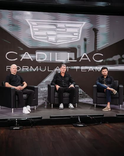 Los protagonistas de Cadillac, nuevo equipo de Fórmula 1: Valtteri Bottas, Graeme Lowdon (director del equipo) y Sergio "Checo" Pérez