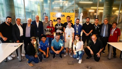 Los protagonistas de la centésima versión del Argentino de Ajedrez, con autoridades; entre virtudes y defectos, el balance deportivo del certamen es irregular.