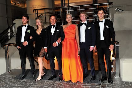 Los protagonistas de la fiesta. Valeria Mazza y Alejandro Gravier con sus hijos –de izquierda a derecha– Tiziano, Taína, Balthazar y Benicio.