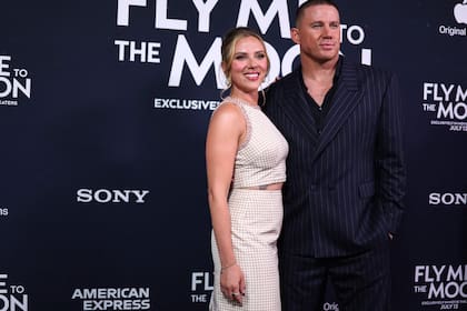 Los protagonistas de La otra cara de la Luna, Scarlett Johansson y Channing Tatumm posaron en la prémiere de la película. El film, ambientado en la carrera espacial de los años 60, se estrena en cines este jueves, bajo una producción conjunta de Apple Original Films y Sony Pictures Entertainment; también estará disponible para streaming en Apple TV+