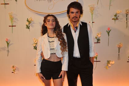 Los protagonistas de la serie y un cuidado trabajo estético