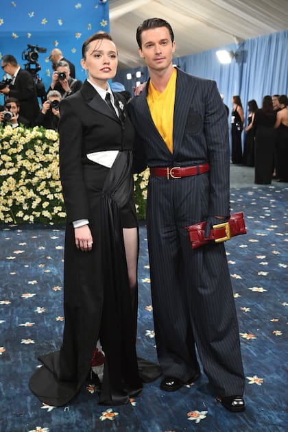 Los protagonistas de la tercera temporada de The White
Lotus, Aimee Lou Wood y Patrick Schwarzenegger, llegaron
juntos. Ella optó por conjunto de Alawalluh compuesto
por una chaqueta corta estilo tuxedo y una falda
asimétrica con abertura frontal, mientras que el hijo de
Arnold Schwarzenegger fue con un traje a rayas entallado
y camisa amarilla vibrante de Balmain. La minibag con
hebilla era a juego con su cinturón.