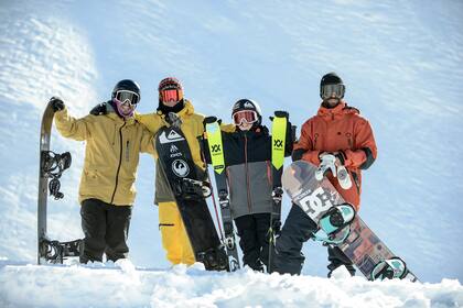 Los protagonistas de la travesía: Belardi (44), Odriozola (22), Colombo (12) y Natalucci (36), tres generaciones en la nieve