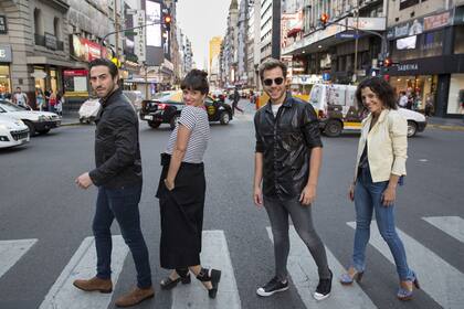 Los protagonistas de los musicales más convocantes del año, reunidos en una foto en plena calle Corrientes