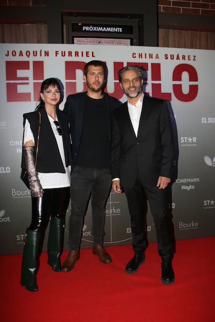 Los protagonistas del film junto al director, Augusto Tejada