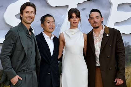 Los protagonistas junto al director Lee Isaac Chung y al actor Anthony Ramos, en la alfombra beige montada frente al cine Regency Village de Los Ángeles