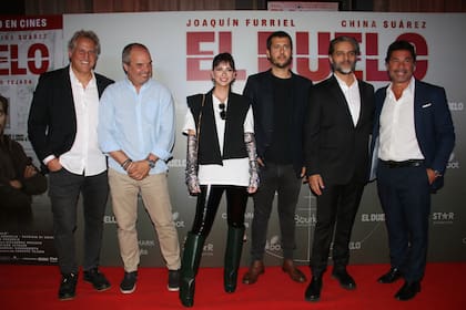 Los protagonistas junto al director y parte del equipo de producción de El duelo