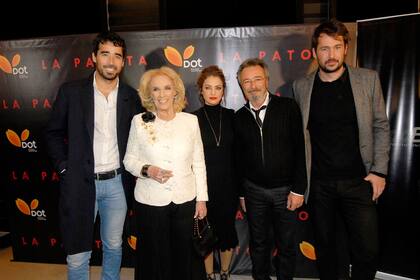 Los protagonistas, realizadores y productores de La patota junto a la primera actriz del film