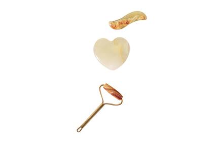 Los protagonistas son la piedra ónix y la rosa mosqueta.