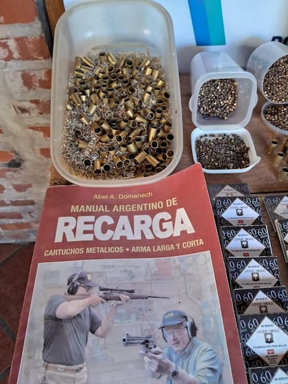 Los proyectiles y el manual secuestrado en poder de los sospechosos