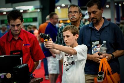 Los proyectos de ley propuestos por el Senado y la Cámara de Representantes de Carolina del Norte permitirían la portación de armas sin permiso a cualquier persona que sea ciudadana estadounidense, tenga al menos 18 años de edad y no esté prohibida por ley (AFP)
