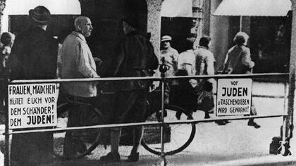 Los psicólogos han estado interesados en comprender el papel que el lenguaje puede desempeñar en llevar a poblaciones enteras a respaldar el maltrato hacia otros