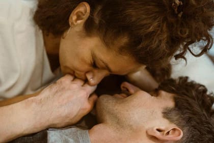 Los psicólogos Phillip Shaver y Cindy Hazan encontraron que el “sistema conductual de apego” aplica también en las relaciones de pareja.