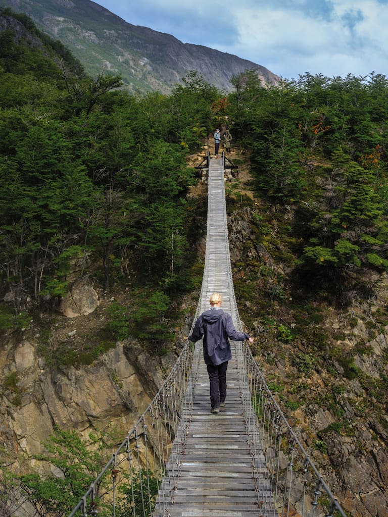 Los puentes colgantes, a los que se llega desde el Refugio Grey, son un atractivo desafiante por su altura y extensión. Foto: Nicolás Janowski
