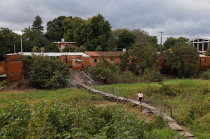 Los puentes ilegales por donde cruza la gente entre las ciudades de Nanawa y Clorinda Formosa