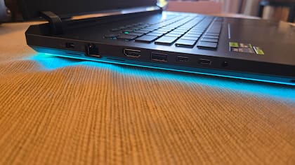 Los puertos de conexión y la tira de luz LED que ilumina el escritorio con la Asus ROG Strix Scar 18