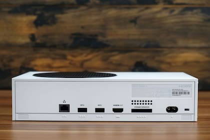 Los puertos de expansión de la Xbox Series S, incluyendo la ranura para la expansión de memoria