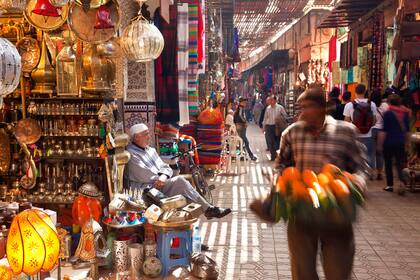 Los puestos de la plaza Djemma El-Fná, epicentro de Marrakech, al anochecer