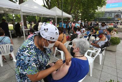 Los puestos de vacunación en Mar del Plata, con mucha gente