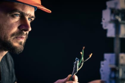 Los puestos disponibles son para técnicos de campo con conocimientos en plomería, carpintería y electricidad