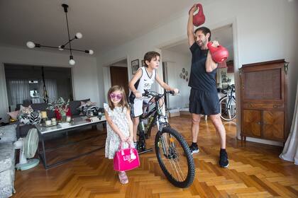 Los Pugliese, en el living de casa: Leandro hace su rutina, Vicente y Catalina acompañan