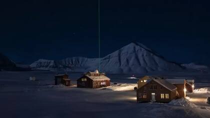 Los pulsos láser de un instrumento ayudan a monitorear los niveles de aerosoles y otros contaminantes en la atmósfera sobre Ny-Ålesund