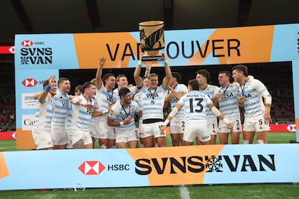 Los Pumas 7s en 2024, campeones del torneo de Vancouver por cuarto año consecutivo; Santiago Mare levanta el trofeo