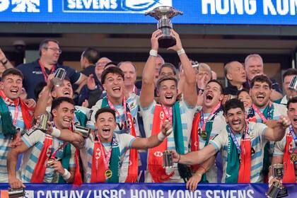 Los Pumas 7s posan con el trofeo de campeones del Seven de Hong Kong, tras vencer en la final a Francia