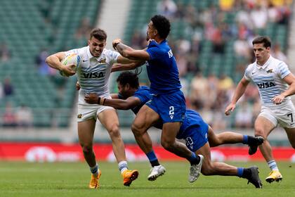 Los Pumas 7s resolvieron el partido en los últimos segundos: Tobías Wade al ataque; atrás Alejo Lavayen