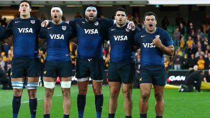 Los Pumas cantando el himno antes del encuentro en Perth