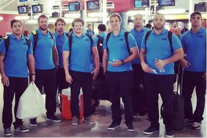 Los Pumas de regreso tras el triunfo en Durban.JPG