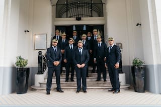 Los Pumas llegaron a Francia para preparar el debut en el Mundial de rugby ante una cálida recepción