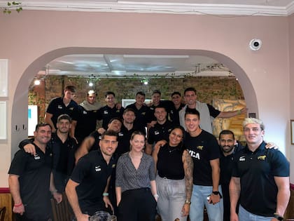 Los Pumas fotografiados durante su visita al restaurante en una gira europea de rugby.